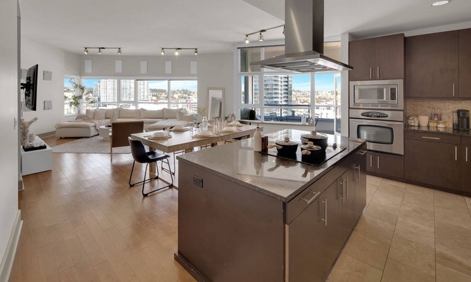 East Village Apartment | Luxurious 2BR/2BA High-Rise in East Village – Walk to Petco Park & Gaslamp