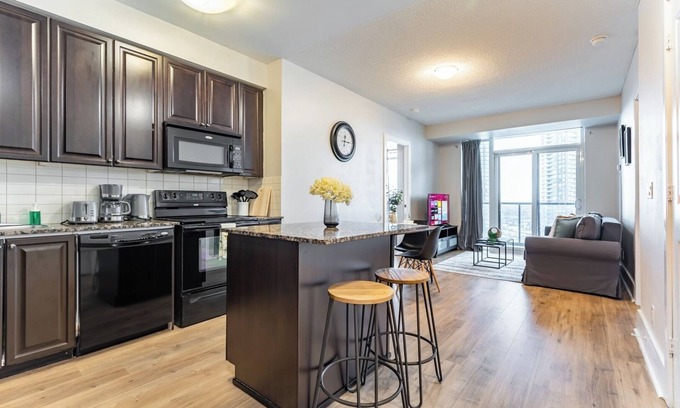 Downtown Mississauga Apartment | Luxurious 2BR-2Bath Condo in Mississauga SquareOne