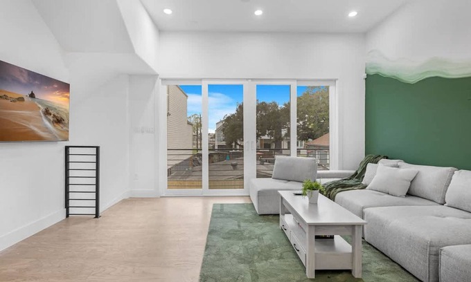 South Central Houston House | Luxurious 3 Bed3 Bath Near Downtown Houston