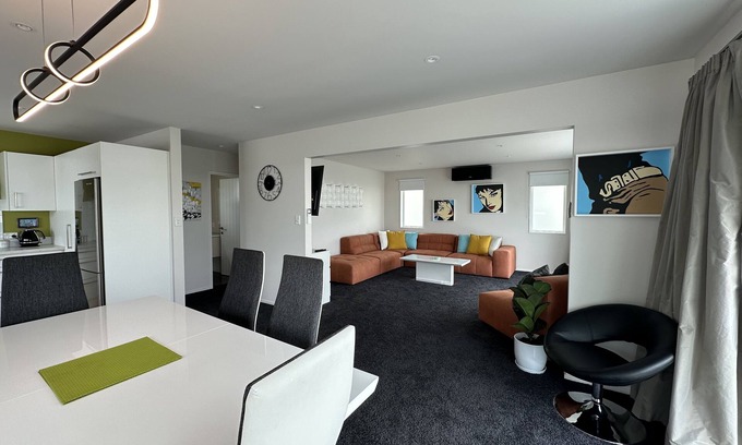 Sydenham House | Luxurious 3-Bedroom Home in Tranquil Cul-de-Sac