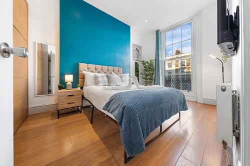Kensington Apartment | Luxurious 3 Bedroom Flat with Balcony in Kensington for 7 Next to Station Near Harrods