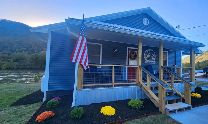 Meadow Bridge House | Luxurious 3-bedroom Home on the New River