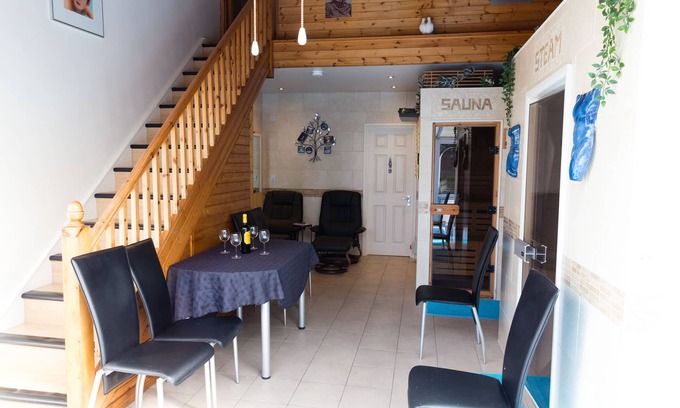 Chingford House | Luxurious 3 double bed property, all ensuite, plus sauna, steam room, hot tub