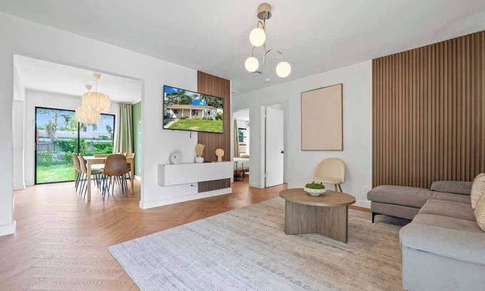 North Andrews Gardens House | Luxurious 3BD Home in Oakland Park