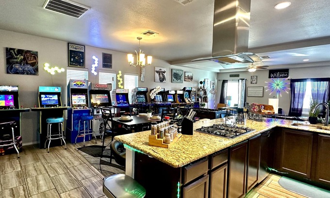 Borderland House | Luxurious 3bedroom home W/Game Room KING BED Nintendo switch, Fooseball, Pool
