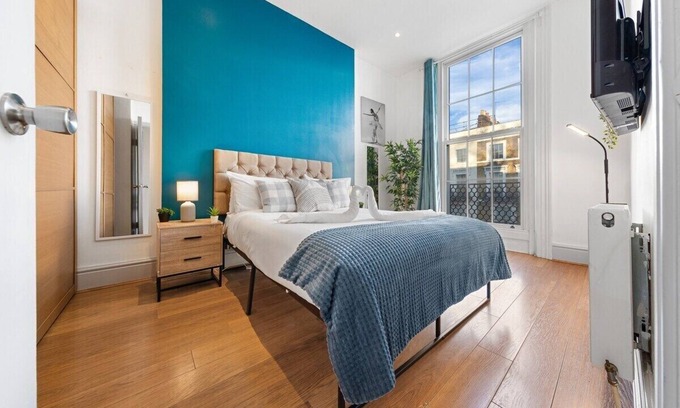 Royal Borough of Kensington and Chelsea Apartment | Luxurious 3BR Flat w/Balcony in Kensington for 7!