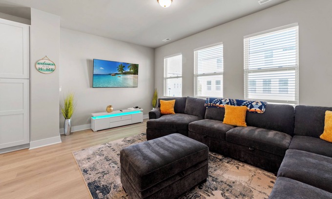 Charlotte House | Luxurious 3BR Townhome King Bed 10 mins to Uptown