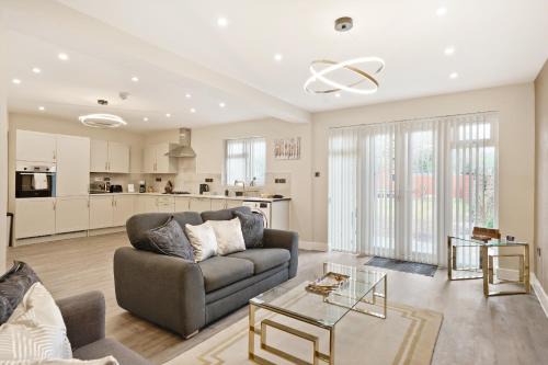 Shirley House | Luxurious 4 Bed House, Solihull, NEC, Airport, Business & Leisure Stays - Wisteria House