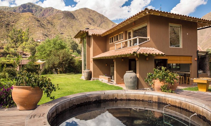 Cusco Historic Center House | Luxurious 4-bedroom house in delightful Urquillos Huayllabamba with WiFi