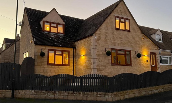 Stow-on-the-Wold House | Luxurious 4 bedroom home in the heart of the Cotswolds with Hot Tub!