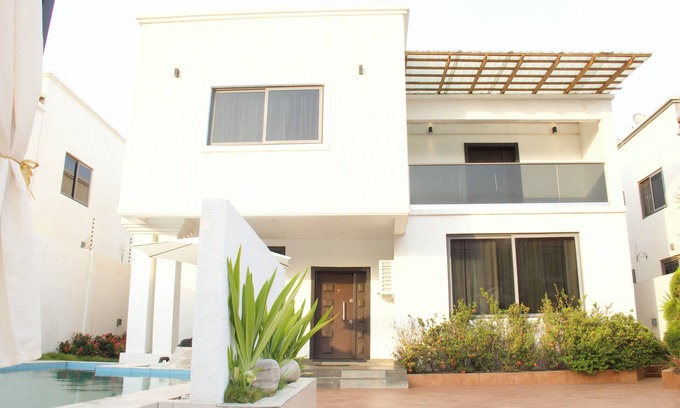 Santeo House | Luxurious 4-bedroom Ensuite Trassaco Home with Outdoor Pool