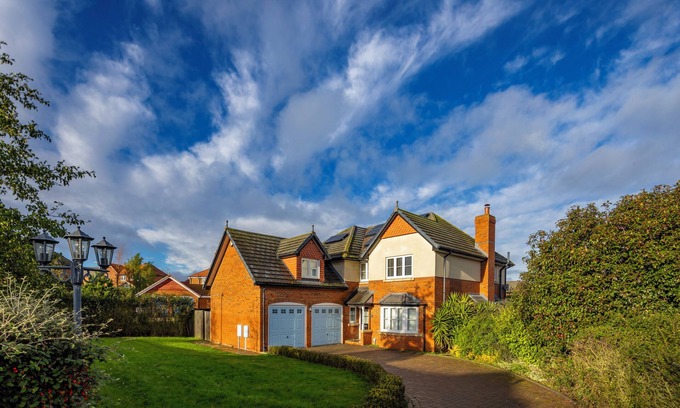 Sheerness House | Luxurious 4-Bedroom Detached Home Just Steps from the Beach –Best Coastal Living