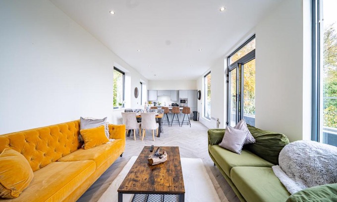 Leeds House | Luxurious 4-Bedroom Penthouse: 15 Mins to City Centre, Secure Parking