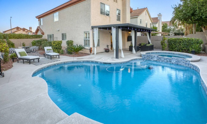 Summerlin House | Luxurious 4 Bedroom Villa With a Pool