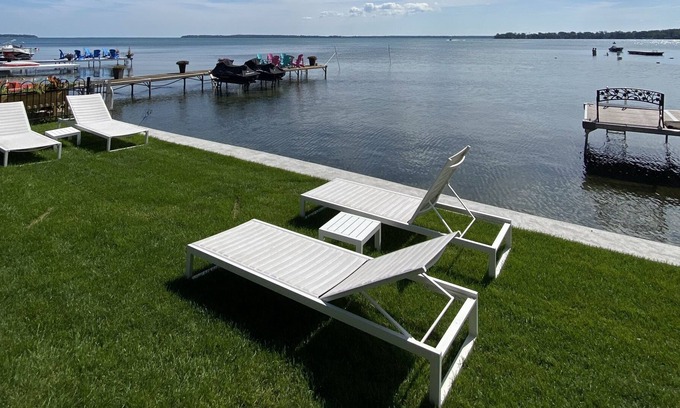 Alcona Cottage | Luxurious 4 Bedroom Waterfront Cottage in Innisfil! Perfect for Relaxation & Fun