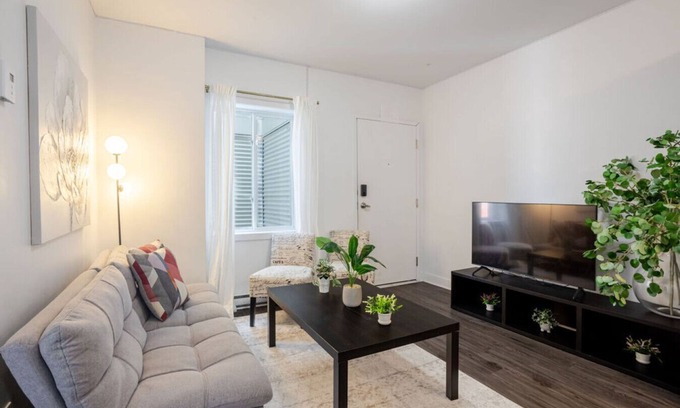 Pointe-Saint-Charles Apartment | Luxurious 4 BR Suite in Griffintown
