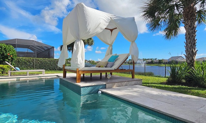Three Oaks House | Luxurious 4100 SqFt. 5BR Poolside Home with Heated pool, 6 Beds, 12 Sleeps.