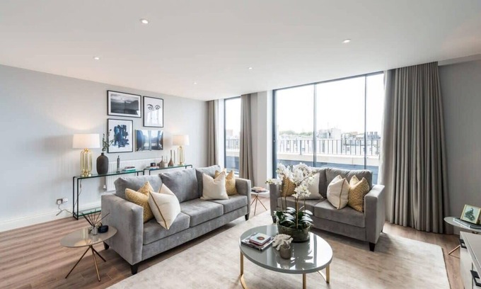 Kensington Apartment | Luxurious 4BD Duplex Apartment in Earls Court with Terrace!