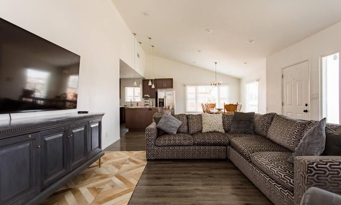 Inglewood House | Luxurious 4Bdrm Home with Private Backyard near SOFI, LAX