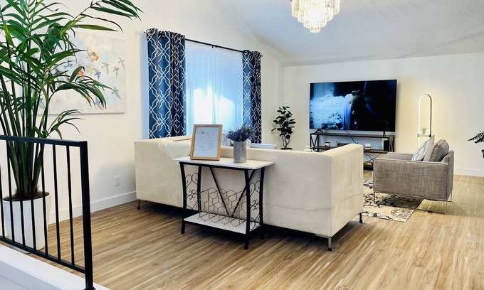 Las Vegas House | Luxurious 4Br 5Bds Cozy Home at Excellent Location