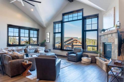 Baldy Mountain House | Luxurious 4BR with Hot Tub and Stunning Mountain Views