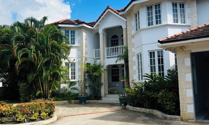 Holder's Hill House | Luxurious 5-bedroom villa with WiFi and AC in charming Saint James
