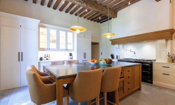 Rayet Other | Luxurious 5-bedroom castle in peaceful Rayet with AC