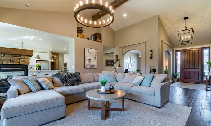 Eugene House | Luxurious 5-bedroom House - Convenient Location