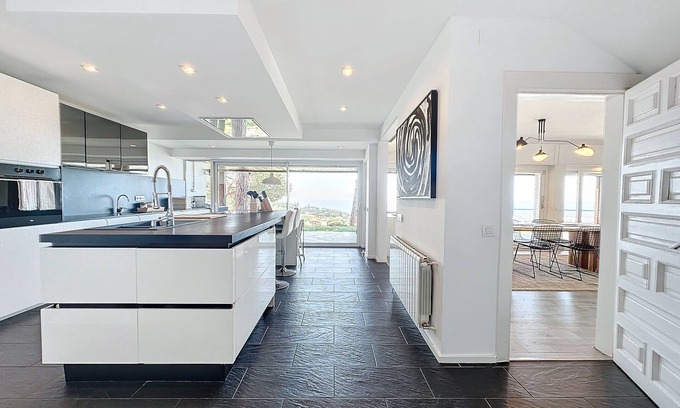 Cabrils Villa | Luxurious 5-bedroom villa with WiFi, AC in enchanting Cabrils