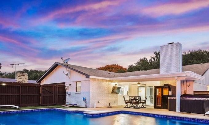 The Colony House | Luxurious 5BR/2B Home with Pool, Grill, Sauna & Game Room