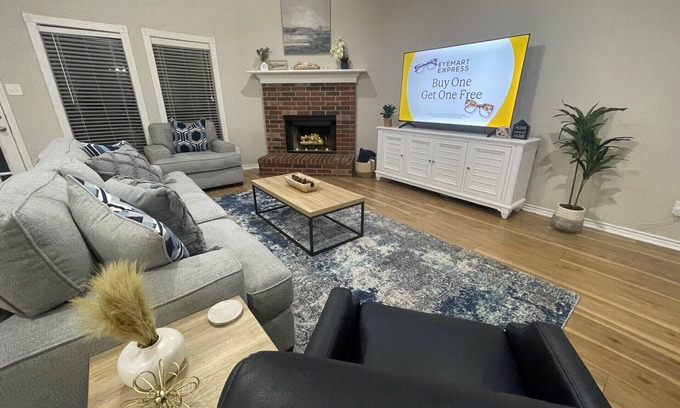 Wellborn House | Luxurious 5BR/3BA house in the heart of College Station