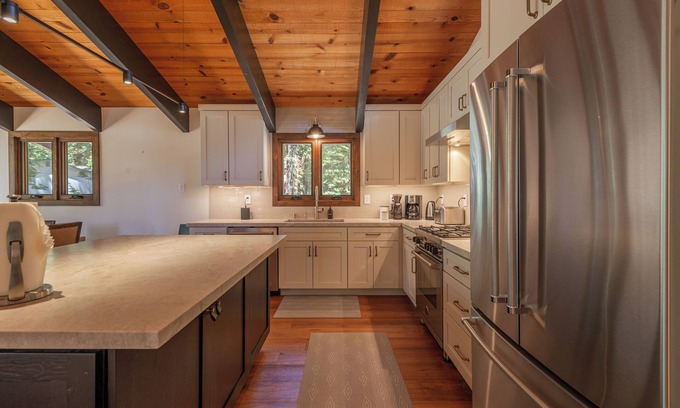 Tahoe Woods Cabin | Luxurious 5BR/5BA Retreat near Lake & Palisades, Newly Renovated, Spacious Deck