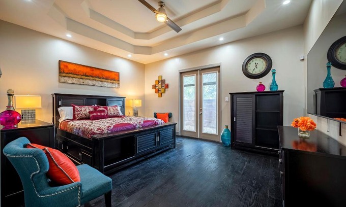 Northside Villa | Luxurious 5BR Home Sleeps-14