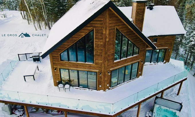 Chertsey Ski Chalet | Luxurious 5BR wood chalet, spa, fireplace, AC, high-speed Internet, kid-friendly