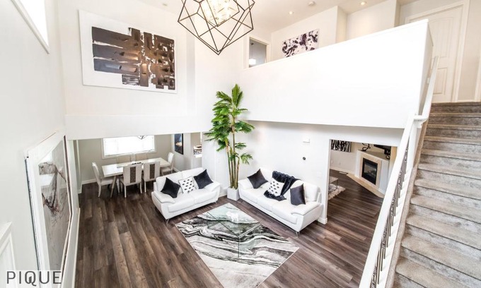 Northwest Edmonton House | LUXURIOUS 6 Bed Home I Fireplace I near Sports Park I with Double Garage & Fast WiFi!