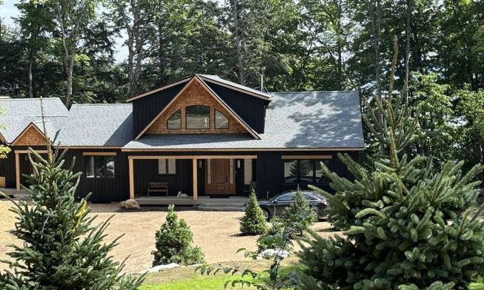 Dysart et al Cottage | Luxurious 6-Bedroom Waterfront Retreat on Percy Lake