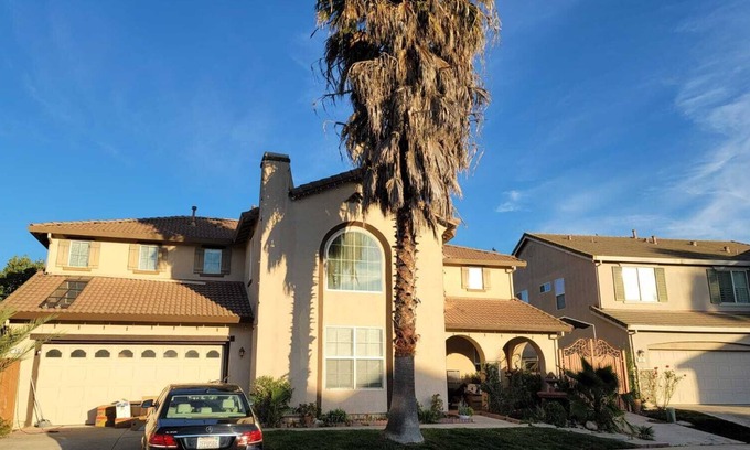 North Natomas House | Luxurious 6 bedroom home + whimsical garden