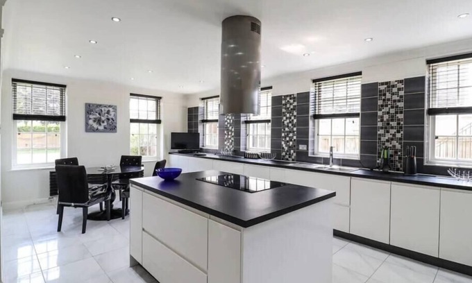 Canvey Island Villa | Luxurious 6 Bedroom Villa with Pool | Sleeps 20