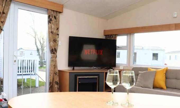 Porthcawl House | Luxurious 6 Sleeper Caravan Trecco Bay Essentials Included