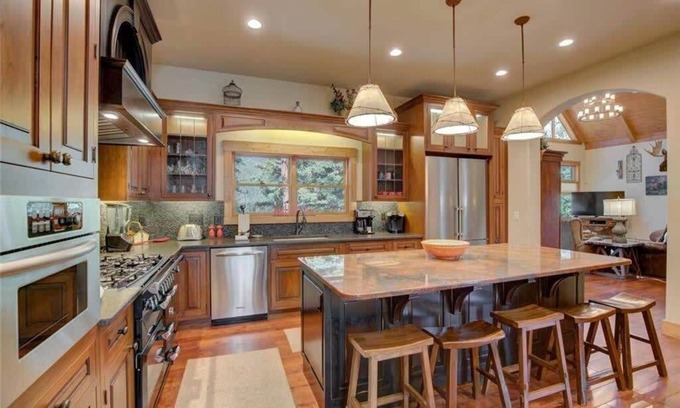 Blue River House | Luxurious 6BDR Getaway, Hot Tub, Mountain Views