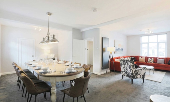 Barnt Green House | Luxurious 7-Bedroom Home in Solihull, close to NEC & BHX