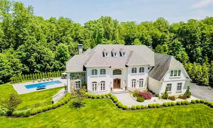 Lewisboro House | Luxurious 7-Bedroom Katonah Estate with Pool & Scenic Lake Views.