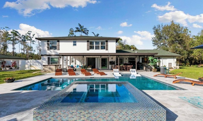 Naples Villa | Luxurious 7-bedroom villa with pool/spa and pickleball court in fabulous Naples