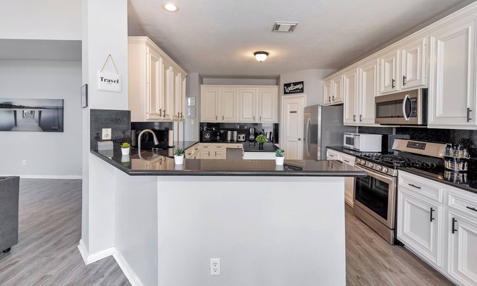 Barker House | Luxurious 7-BR w Pool & Spa 25 Mins Downtown OB