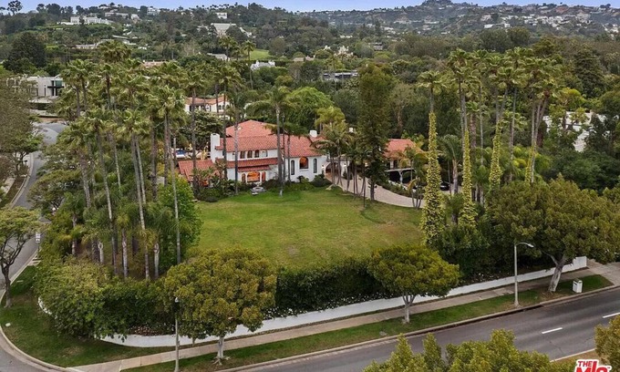 Beverly Hills House | Luxurious 8-bedroom estate with AC, WiFi in brilliant Beverly Hills