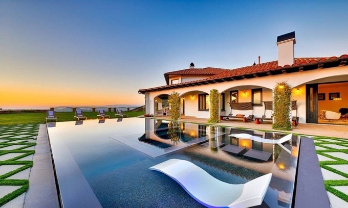 Malibu House | Luxurious 8-bedroom malibu Skyview estate With endless Stunning mountain views.