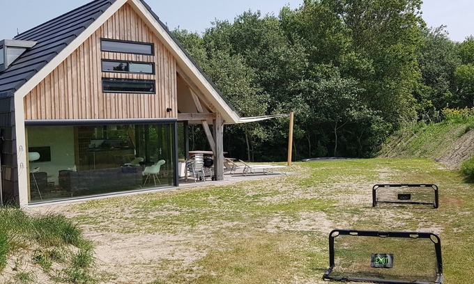 Ouddorp House | Luxurious 8-person villa with sauna walking distance of Ouddorp beach