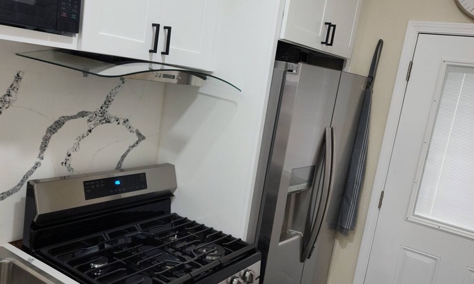 Quartz Hill Apartment | Luxurious All Private 1 bedroom Guest Suite, King bed in Lancaster with AC, WiFi
