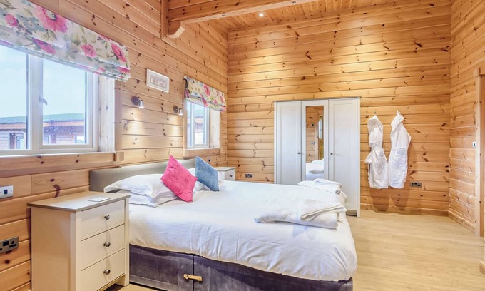 Hollym Ski Chalet | Luxurious and contemporary Finnish log lodge, perfect for a relaxing break away with your pet(s).