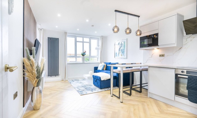 Thornton Apartment | Luxurious And Spacious 4-bed Flat With Balcony